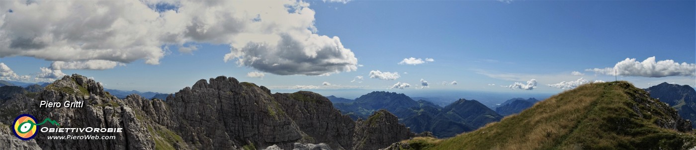 65 Vista panoramica dal Barbesino verso la costiera dello Zuccone Campelli e il Resegone.jpg